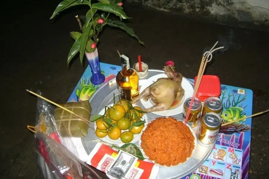 Mâm cúng Giao Thừa truyền thống ngoài trời.
