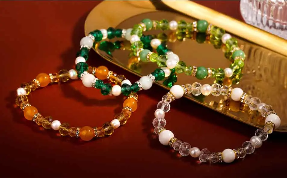 Tay chắp niệm vòng đá: Hài hòa vật chất tinh thần