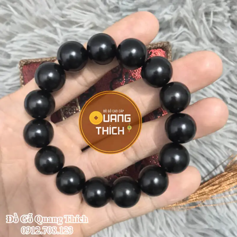 Vòng Phong Thủy Cho Nam Tuổi Sửu: Khai Mở Tài Lộc, Củng Cố Vị Thế 4 Đàn ông tuổi Sửu tự tin với vòng phong thủy.