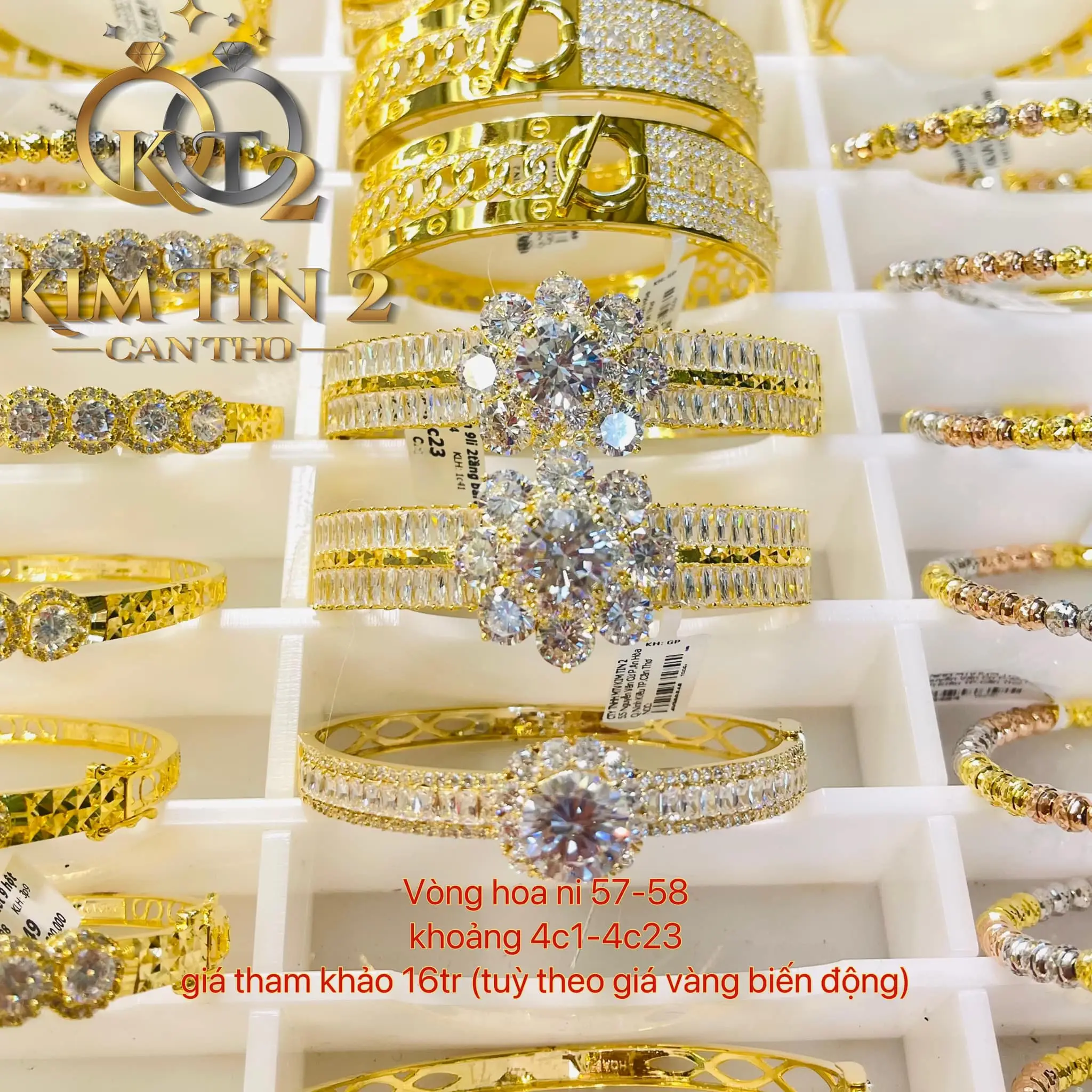Vòng vàng 18K đá phong thủy trên lụa sang trọng