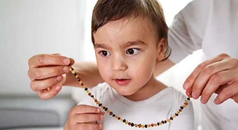 Vòng phong thủy tuổi Mậu Tý 2008: Hướng dẫn chọn chính xác 7 Bé học bài, đeo vòng phong thủy.