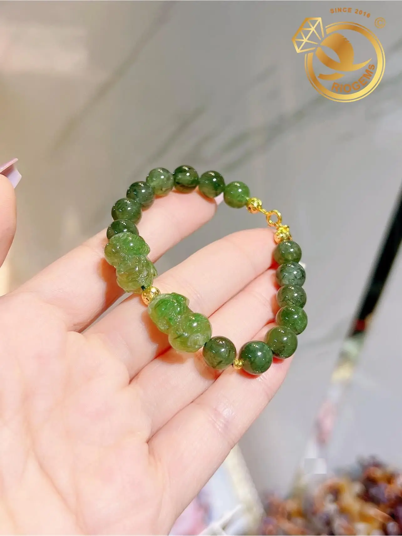 Vòng vàng 18K Tỳ Hưu đá xanh