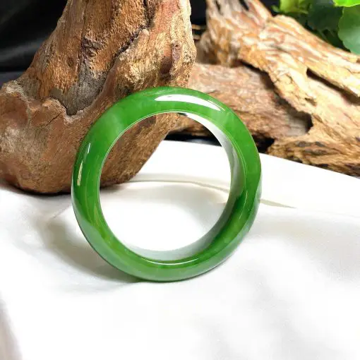 Vòng Ngọc Bích Tuổi Mùi: Bí Quyết Thu Hút Cát Khí & May Mắn 9 Cận cảnh một chiếc vòng ngọc bích chất lượng cao, có vân đá tự nhiên