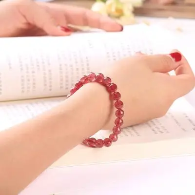 Vòng Thạch Anh Dâu Tây Cầu Duyên: Hướng Dẫn Kích Hoạt Năng Lượng Tình Yêu 7 Cô gái trẻ rạng rỡ với vòng thạch anh dâu tây.