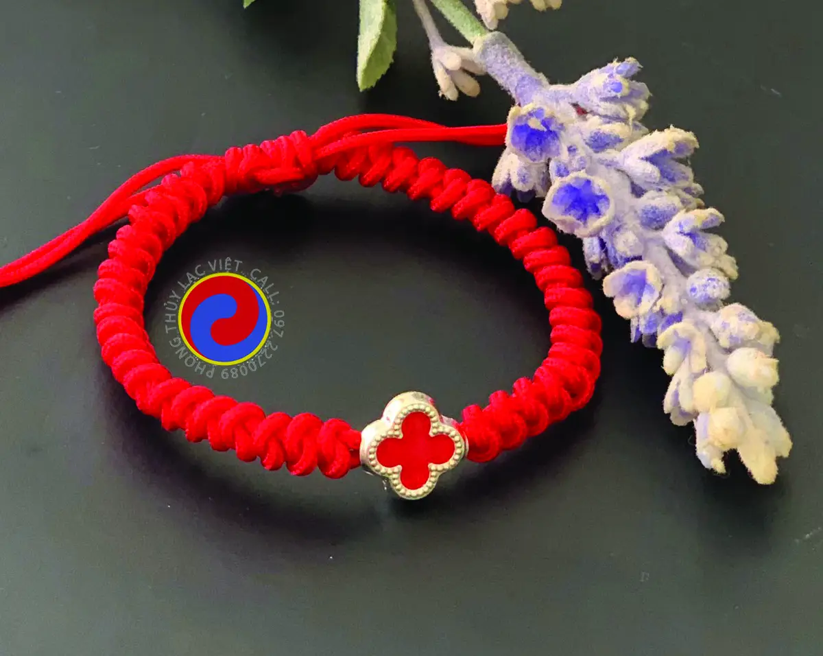 Khám Phá Sâu Sắc Ý Nghĩa Vòng Chỉ Đỏ 7 Nút Trong Phong Thủy Chính Phái 6 Vòng chỉ đỏ phong thủy trên sách cổ.