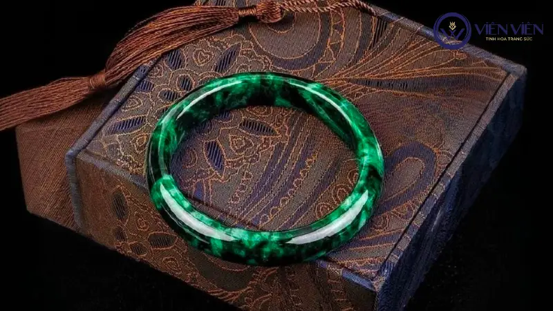 Vòng phong thủy tinh xảo dưới ánh trăng huyền ảo.