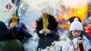 Người thành kính thắp hương, khói nhẹ bay.