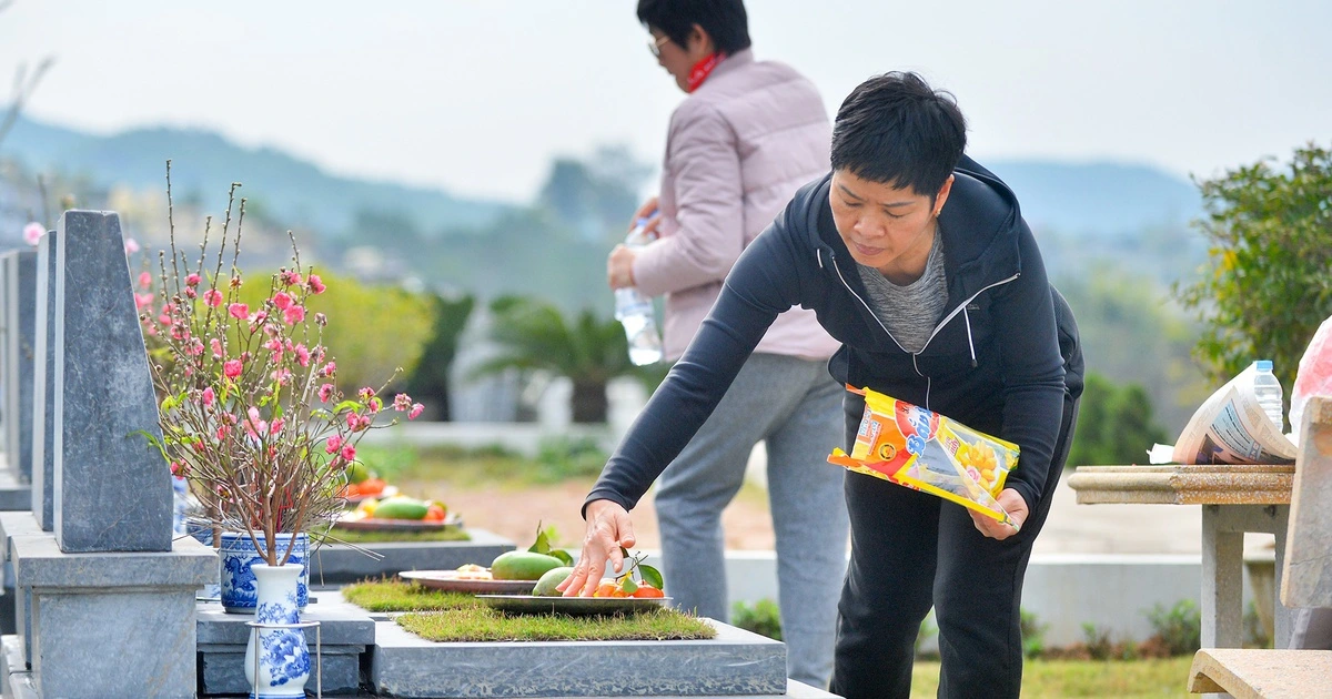 Giải Mã Giấc Mơ Thấy Đi Ngang Nghĩa Địa: Hóa Giải Nỗi Lo, Tìm An Bình 6 Thắp hương tại mộ tổ tiên