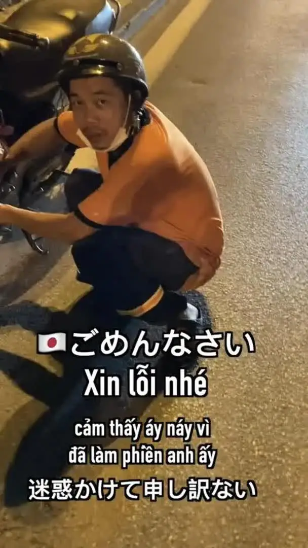 Xe máy hết xăng: Người bối rối giữa đường.