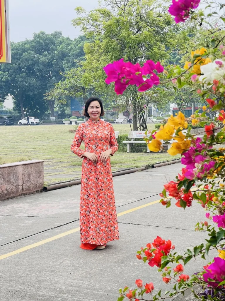 Cô gái Việt duyên dáng áo dài vườn hoa.