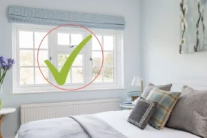 Bất an: Giường sát cửa sổ, thiếu điểm tựa.