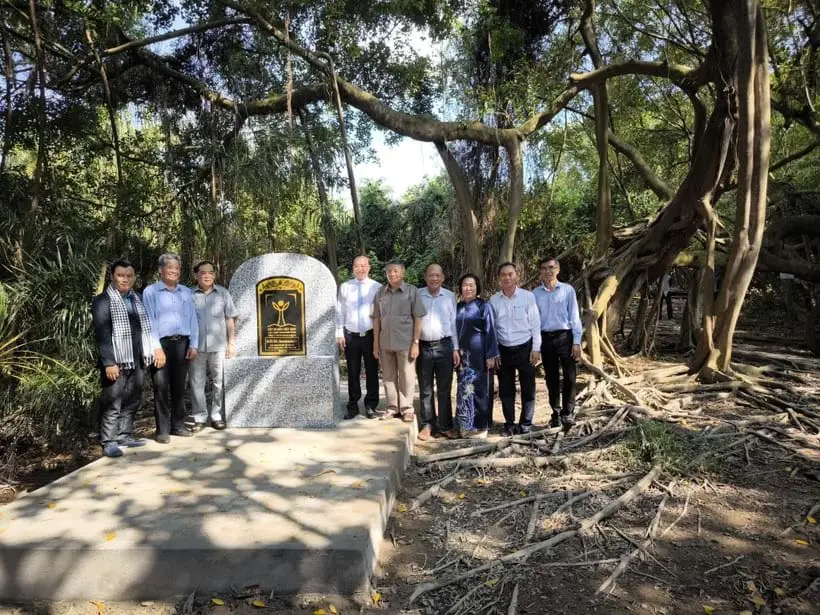 Cây cổ thụ rễ sâu: Kết nối thế hệ vĩnh cửu.