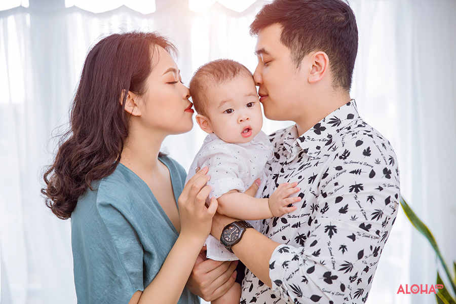 Giải Mã Giấc Mơ Sinh Em Bé: Điềm Lành, Điềm Dữ Hay Lời Nhắn Nhủ? 6 Khoảnh khắc gia đình hạnh phúc bên bé sơ sinh