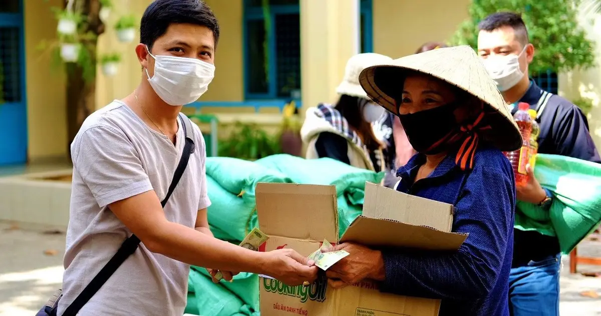 Chuyên gia mỉm cười hiền hậu an lạc