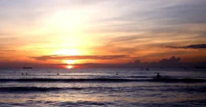 Ghẹ trên bờ biển bình minh huyền ảo.