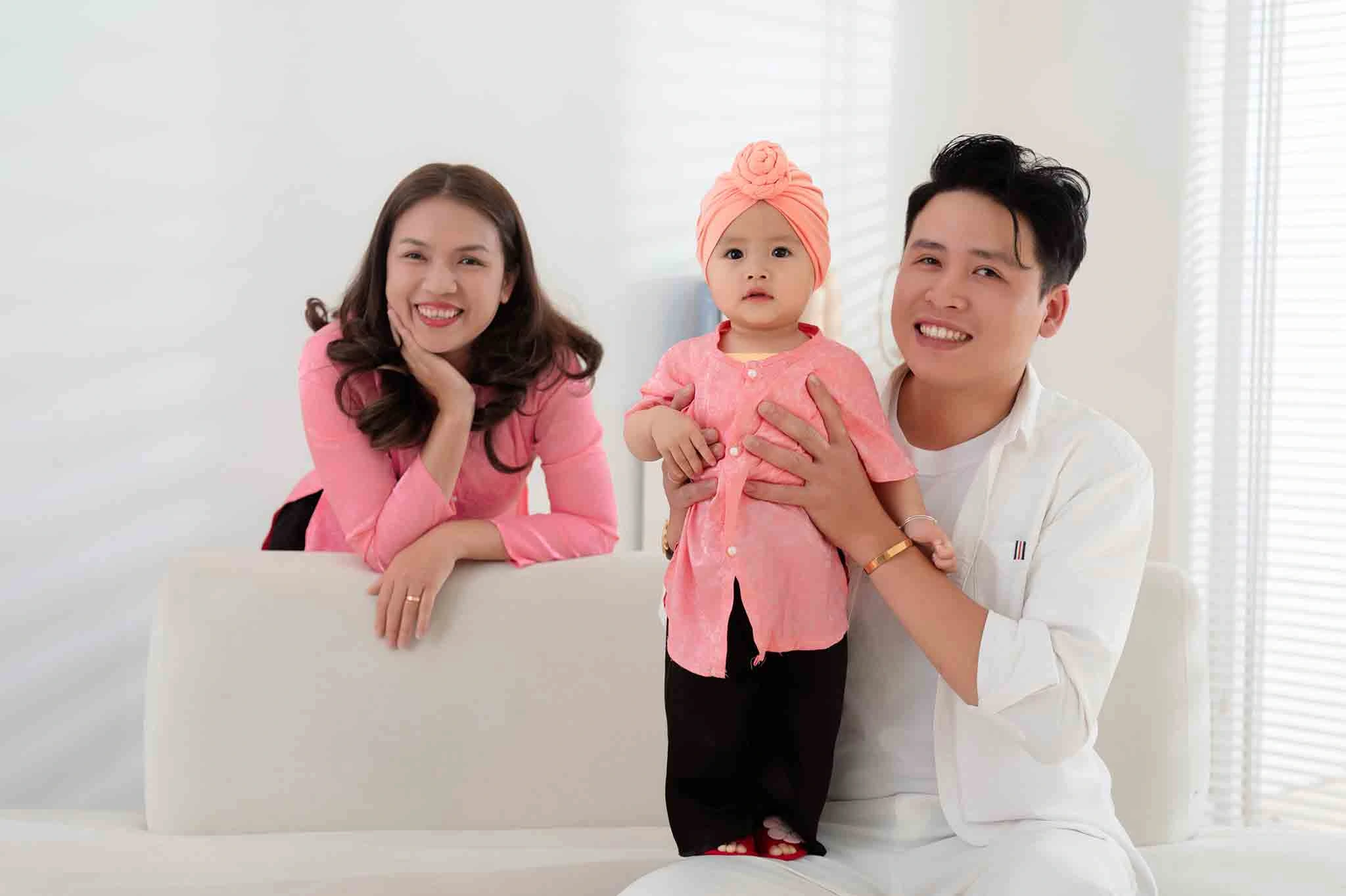 100 Tên Đẹp Thần Số Học Bé Gái: Bí Quyết Đặt Tên Hợp Mệnh Vận Mệnh 7 Gia đình hạnh phúc bên em bé