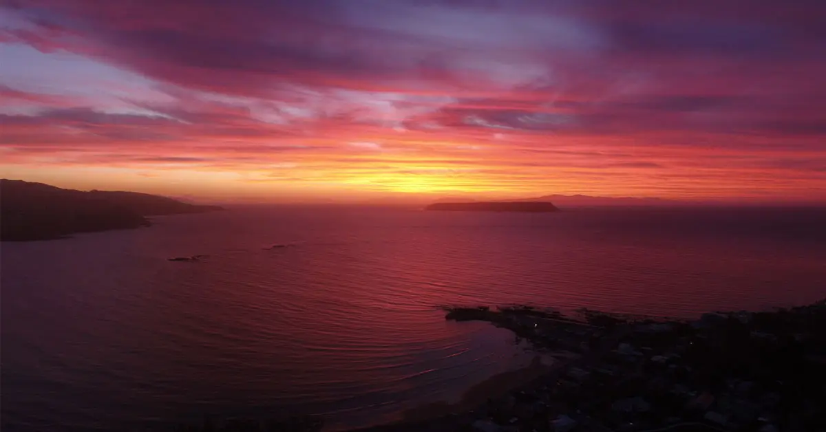 Giải Mã Giấc Mơ Thấy Mặt Trời: Điềm Báo Lành Dữ Hay Cơ Hội Chuyển Hóa? 6 Mặt Trời Lặn Huyền Bí Sắc U Buồn