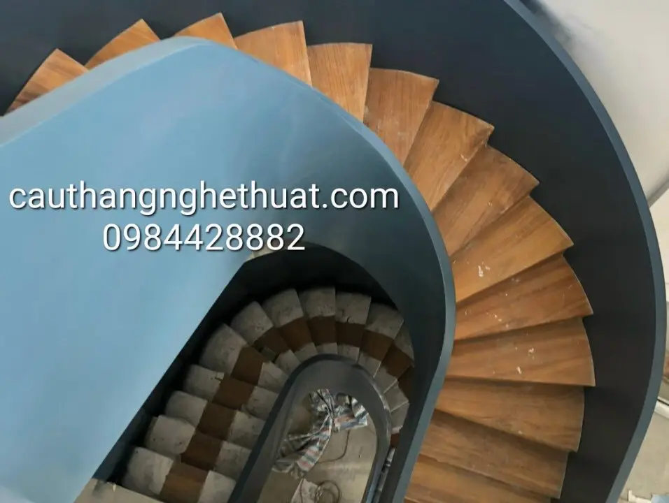 Cầu thang xoắn ốc xanh, ấm áp, hài hòa.