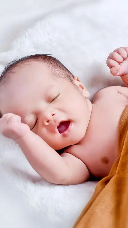 Bé trai ngủ bình yên, vẻ đẹp huyền bí.