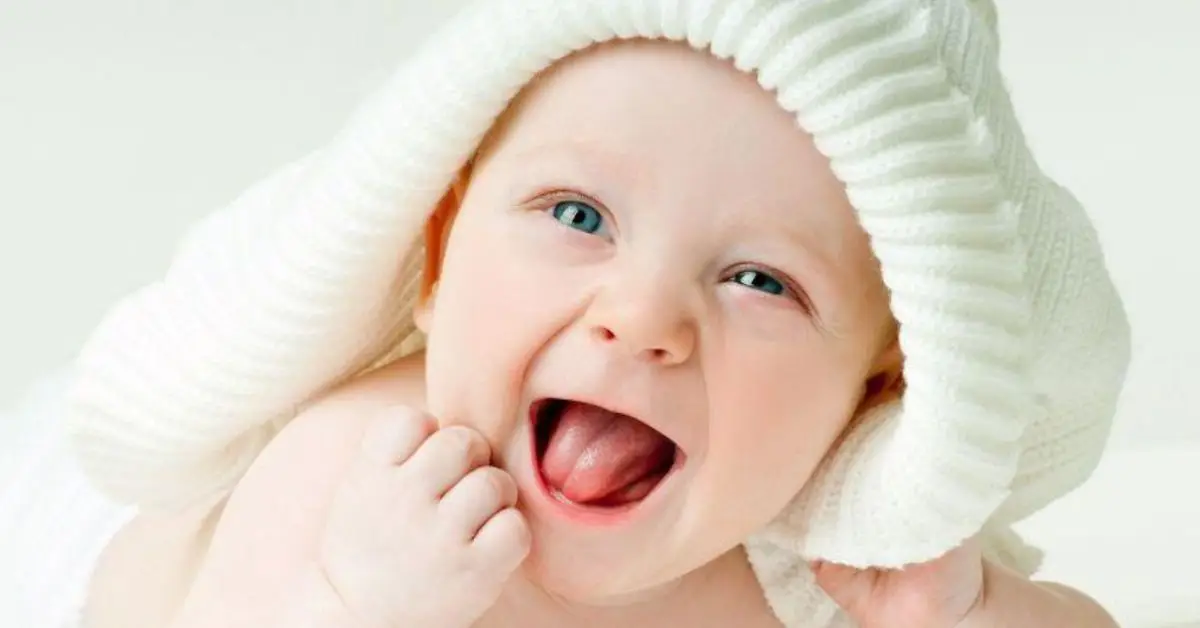 Em bé cười rạng rỡ, ngập tràn niềm vui