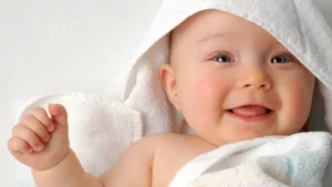 Em bé đáng yêu cười rạng rỡ