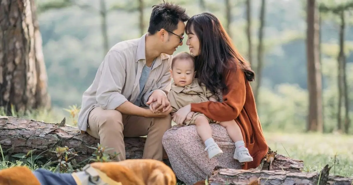 Gia đình hạnh phúc bên em bé đáng yêu.