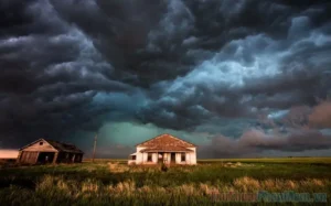 Ngôi nhà ảm đạm dưới mây đen u ám.