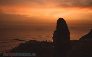 Người phụ nữ buồn, ánh mắt xa xăm, lo lắng giấc mơ.