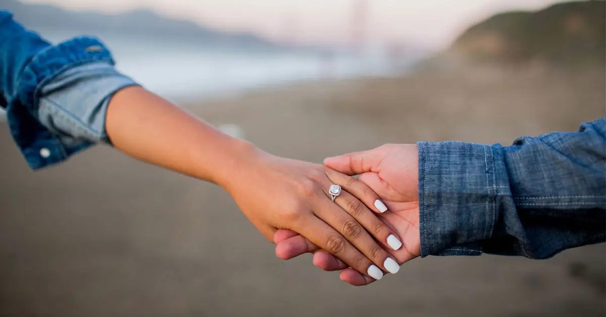 Nằm mơ thấy mình được cầu hôn: Điềm lành hay thử thách tình cảm? 6 Tình yêu cam kết: Bàn tay nắm tay, nhẫn đơn giản.