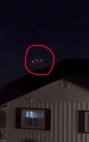 Đầu lâu phát sáng lơ lửng không gian bí ẩn