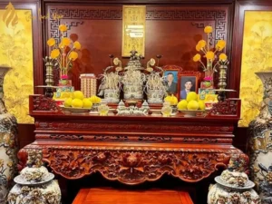 Bàn thờ ấm cúng đèn nến sáng.