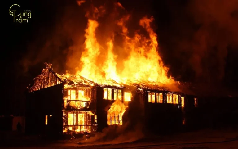 Nhà cháy mơ màng, ánh sáng hy vọng.