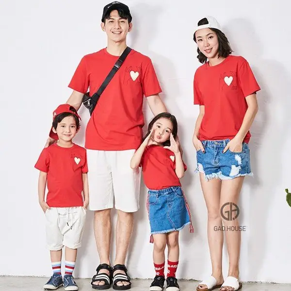 Gia đình hạnh phúc chọn quần áo cùng nhau.