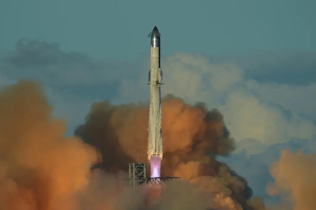 Giải Mã Giấc Mơ Thấy Tên Lửa: Điềm Báo & Hướng Hóa Giải An Tâm 4 Tên lửa mạnh mẽ phóng lên bầu trời.