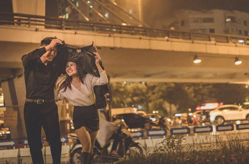 Cặp đôi dưới mưa: Tình yêu vượt thử thách