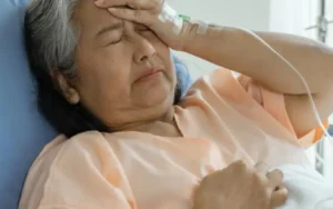 Lo lắng: Con nắm tay cha mẹ ốm.