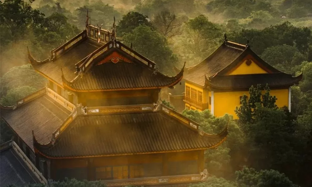 Chùa cổ kính trong sương sớm