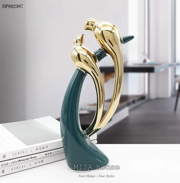 Khai Mở Ý Nghĩa Chim Sẻ Bình An: Chìa Khóa Cho Gia Đình Hạnh Phúc 5 Tượng chim sẻ gốm sứ thanh bình trên kệ sách.