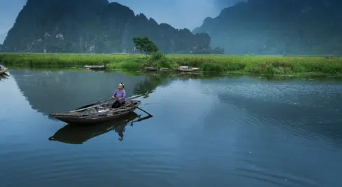 Giải Mã Giấc Mơ Thấy Xác Nổi: Điềm Báo Hay Cảnh Báo? 6 Dòng sông êm đềm, biểu tượng dòng chảy cuộc sống.