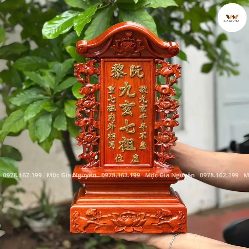 Bố Cục Chuẩn Mực: Cách Đặt Bài Vị Trên Bàn Thờ Đảm Bảo An Lạc 5 Cận cảnh bài vị chữ Hán Nôm và Quốc ngữ.