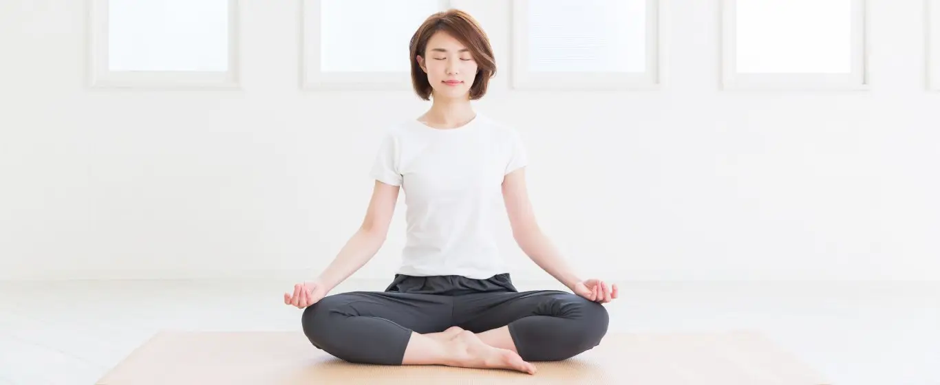 Giải Mã Giấc Mơ Thấy Người Yêu Cũ: Điềm Báo & Hướng Hóa Giải 3 Người ngồi thiền định, ánh mắt thanh thản