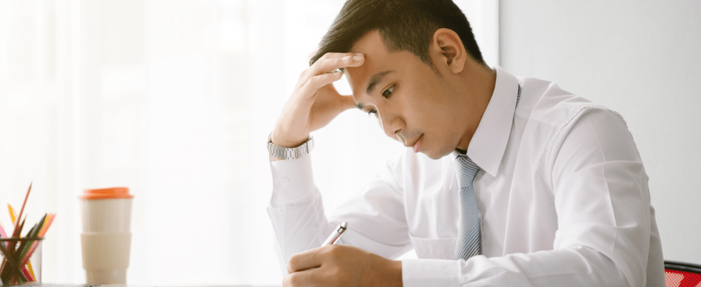 Người suy tư lo lắng về tài chính, trách nhiệm.