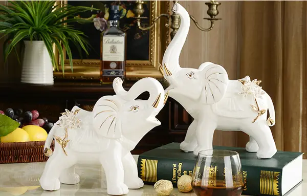 Giải Mã Sức Mạnh & Ý Nghĩa Voi Vòi Lên Trong Phong Thủy Chính Phái 7 Tượng voi sứ trắng vòi lên phòng khách.