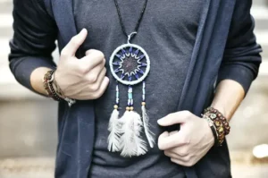 Người băn khoăn giấc mơ, vòng tay cách điệu