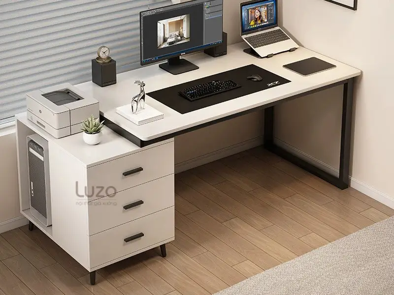 Bàn làm việc gọn gàng: Sổ sách và máy tính.