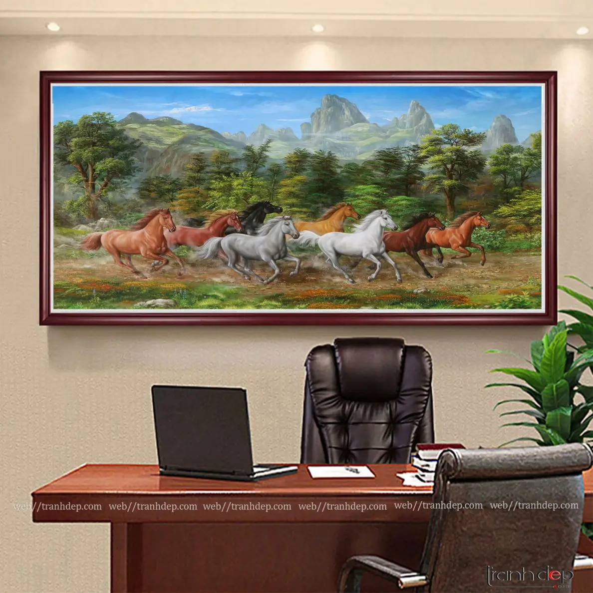 Bàn làm việc hiện đại, tranh Mã Đáo Thành Công hài hòa.