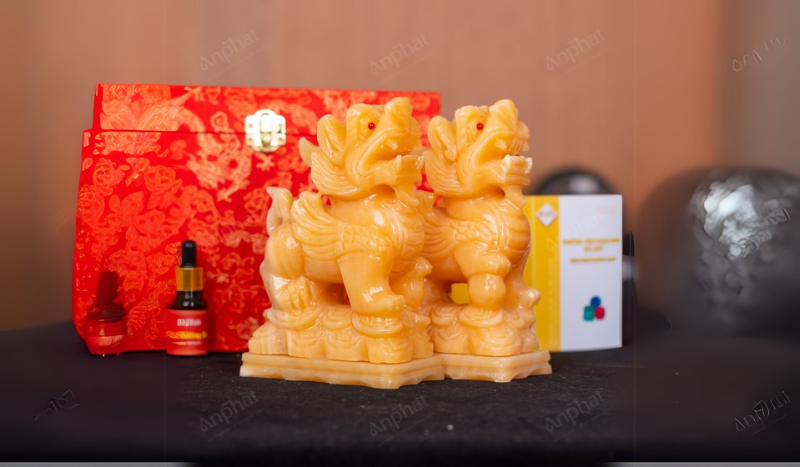 Tỳ Hưu và Hành Trình Thăng Hoa Sự Nghiệp: Khám Phá Bí Quyết Vận Dụng Linh Vật Phong Thủy Chuẩn Xác 7 Bàn làm việc phong thủy hài hòa Tỳ Hưu, cây, ánh sáng.