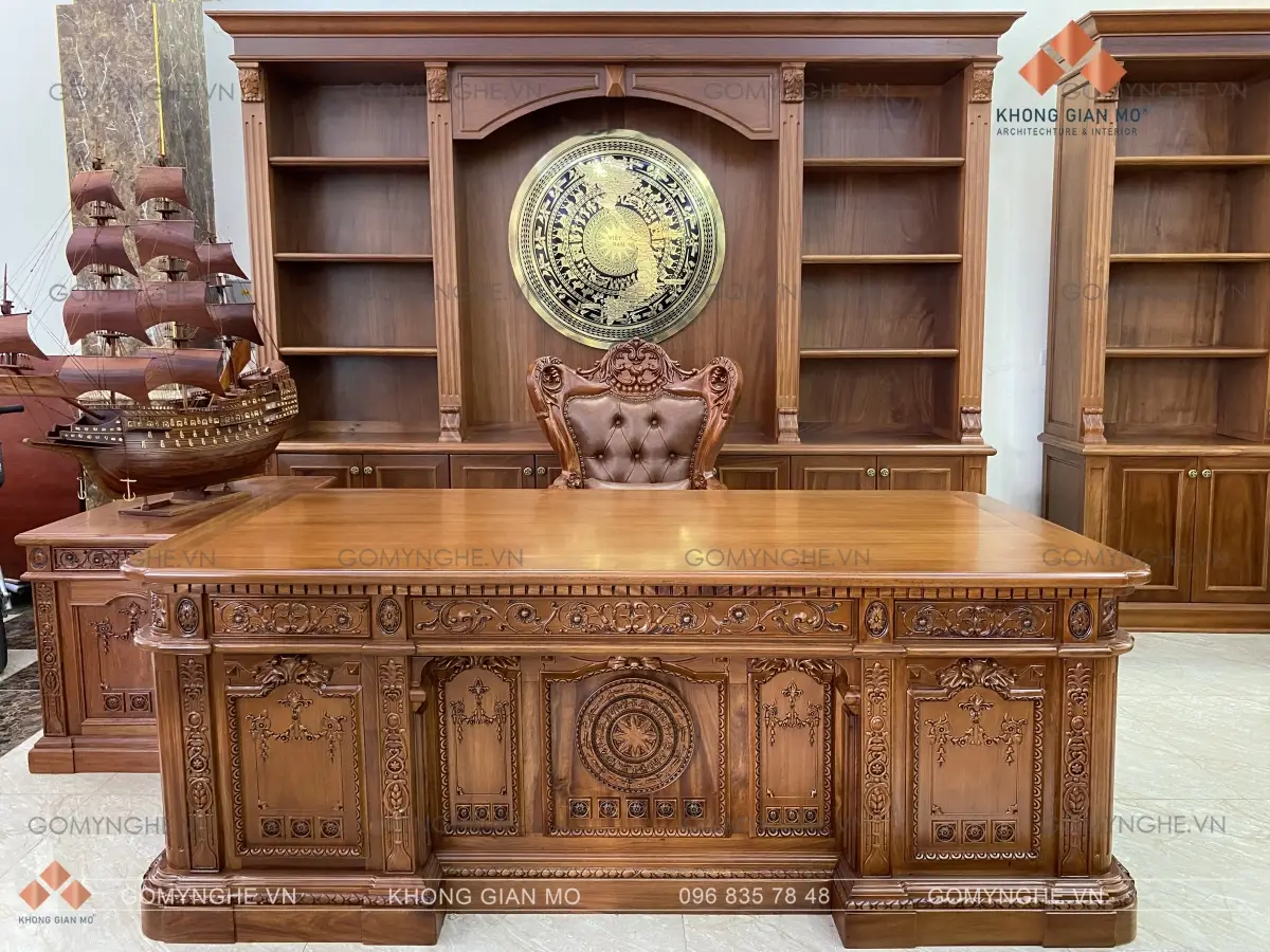 Phong Thủy cổ điển: Sách và la bàn gỗ.