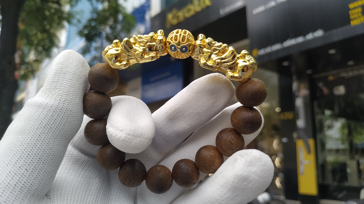 Tỳ Hưu và Dòng Chảy Vĩnh Cửu của Thịnh Vượng: Kiến Tạo Tài Lộc Bền Vững 7 Bàn tay chăm sóc, lau sạch Tỳ Hưu.