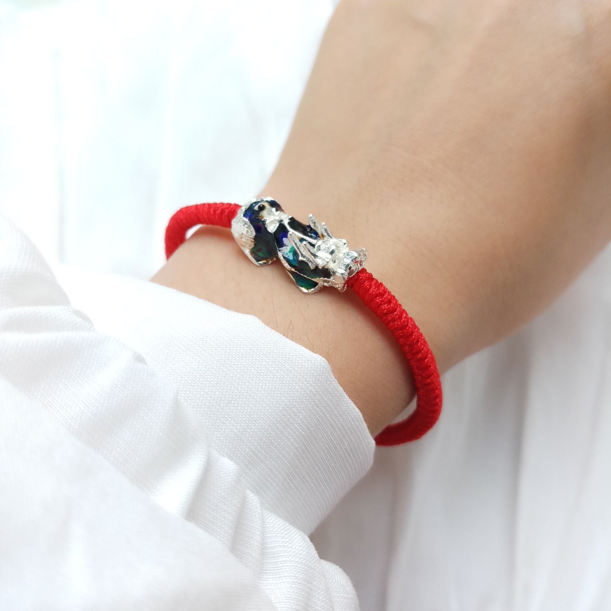 Giải Mã Bí Quyết Chọn Tỳ Hưu Chuẩn Phong Thủy Cho Người Mệnh Hỏa Sinh Năm Mậu Dần 1998: Thu Hút Tài Lộc, Bình An Thịnh Vượng 7 Bàn tay chăm sóc Tỳ Hưu, cân bằng tài lộc